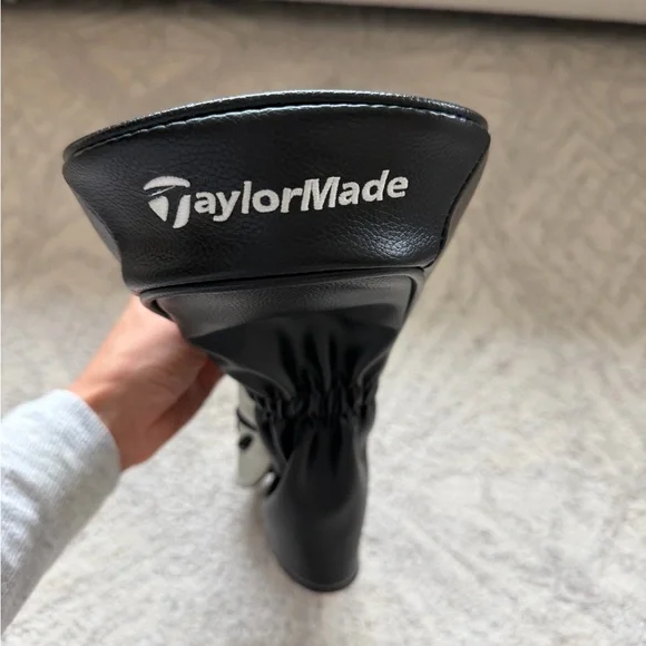 TaylorMade QI 35 Driver Headcover - Picture 4 of 6